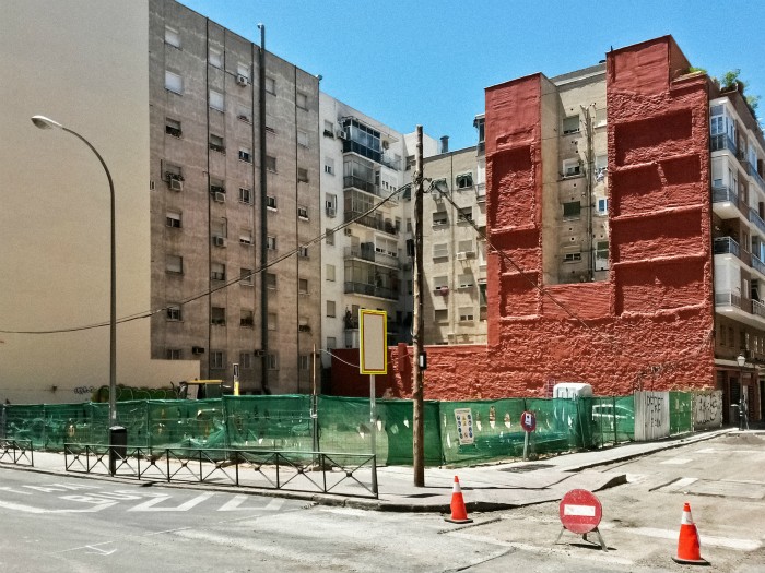 solar en barbecho barrio obrero fotografia edificio fachada ventanas hogares arquitectura paisaje urbano siuacionismo psicogeografia antonio beltran